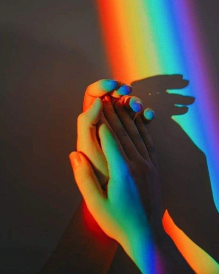 Manos iluminadas por colores