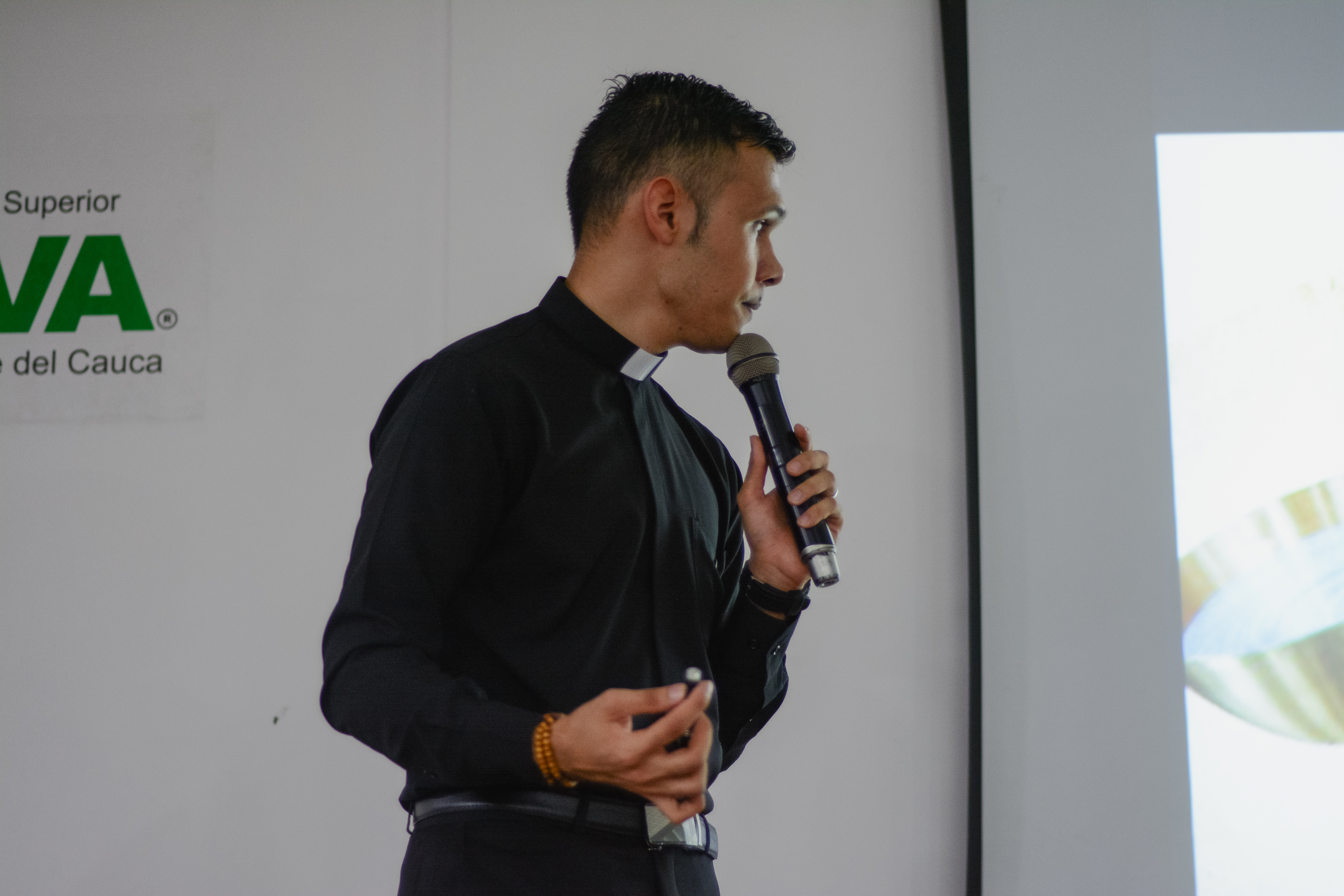 Sacerdote dando formación integral