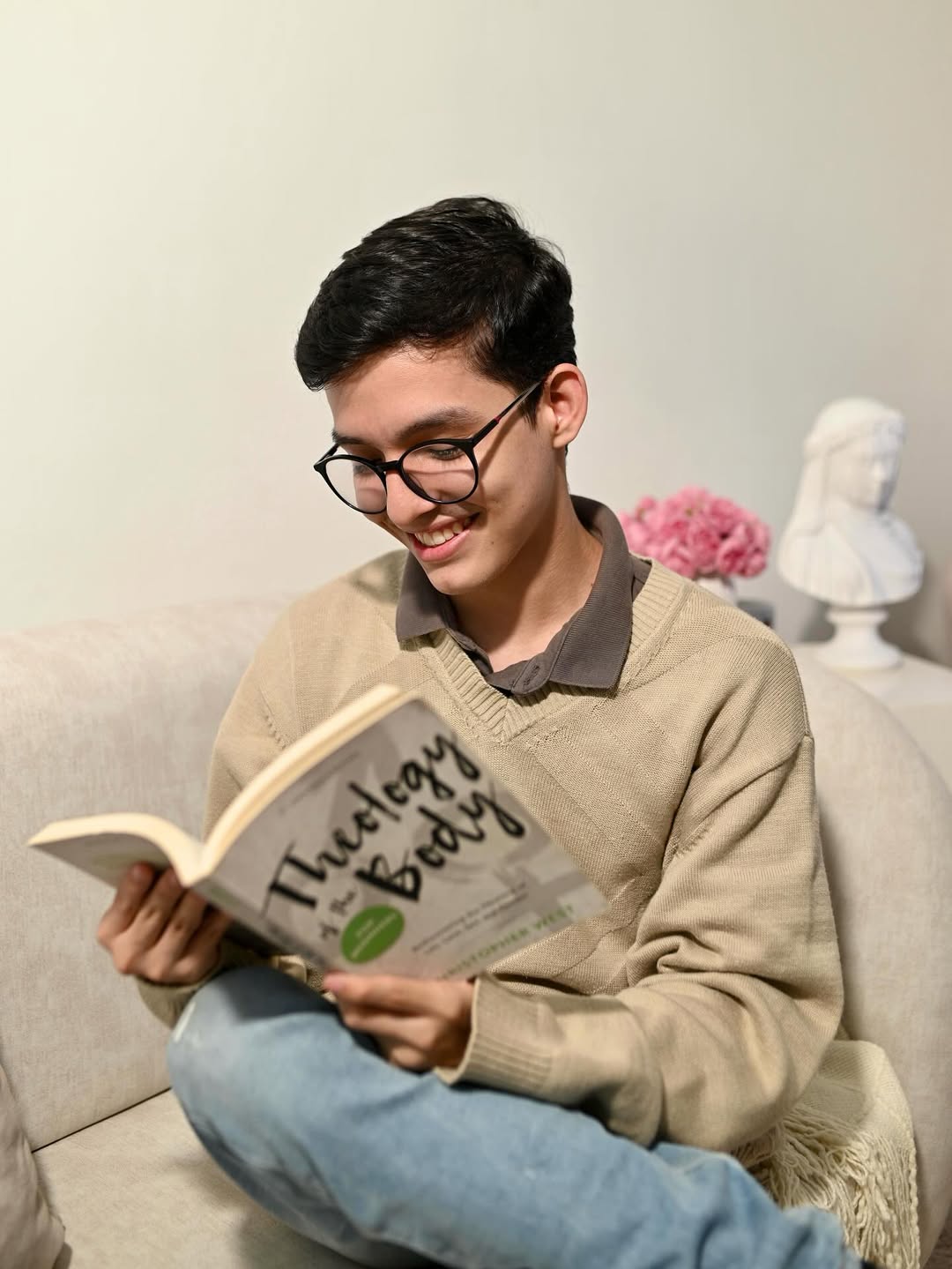Juan Camilo Cruz leyendo Teología del Cuerpo