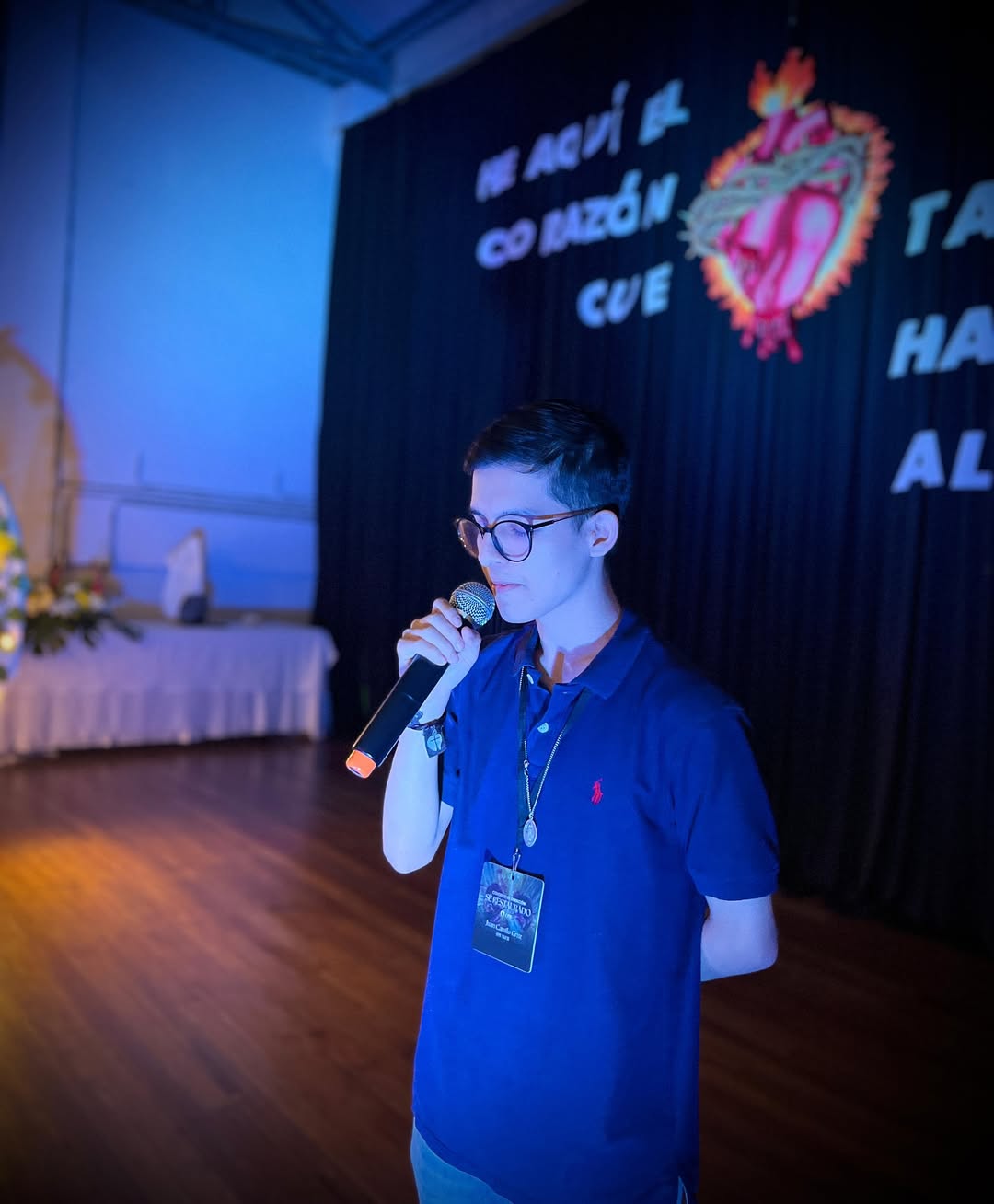 Juan Camilo Cruz predicando en un evento de Habitados por Él