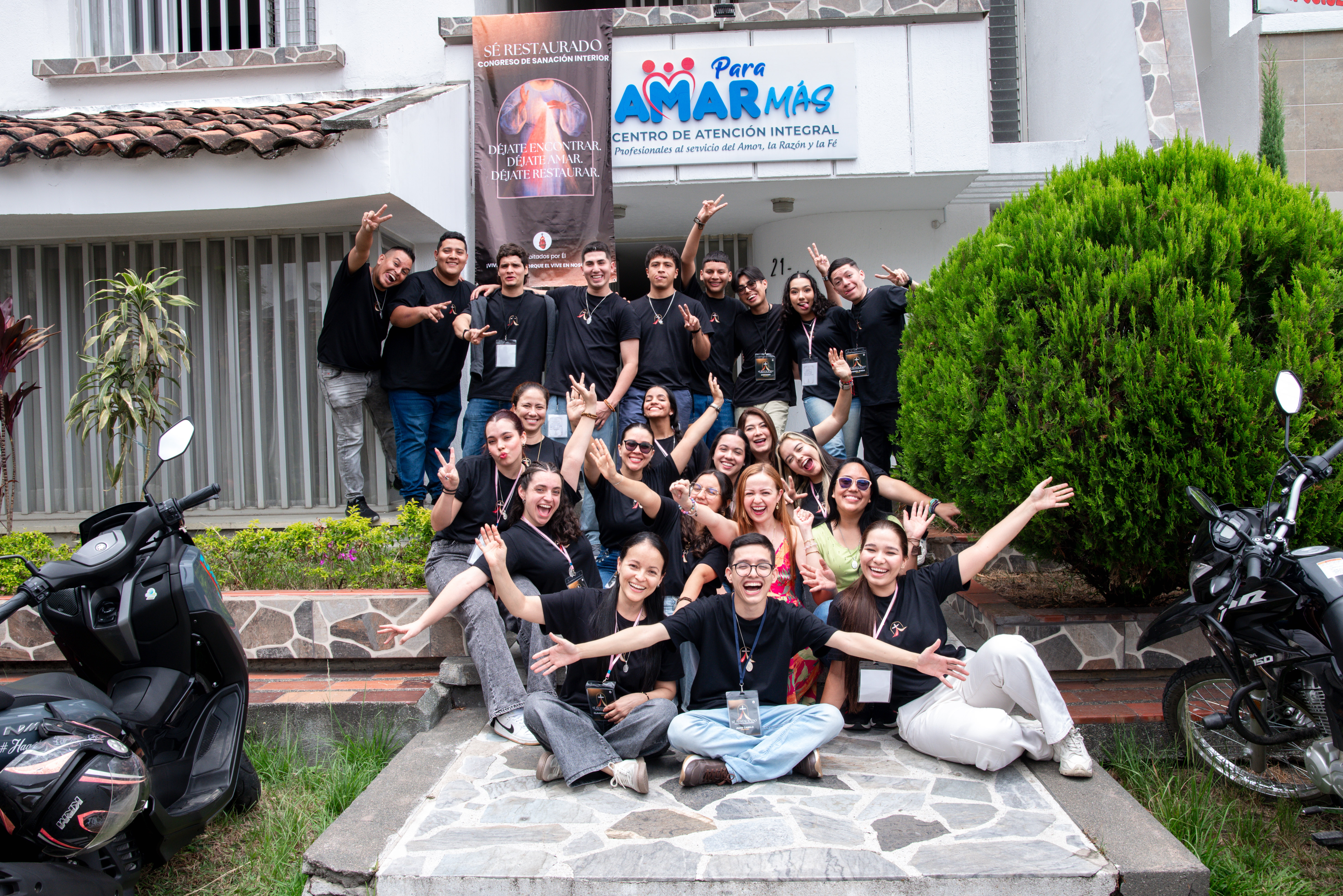 Equipo de Habitados por Él reunido en Sé Restaurado