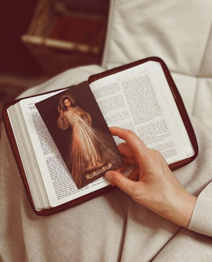 Biblia abierta con imagen de Jesús misericordioso