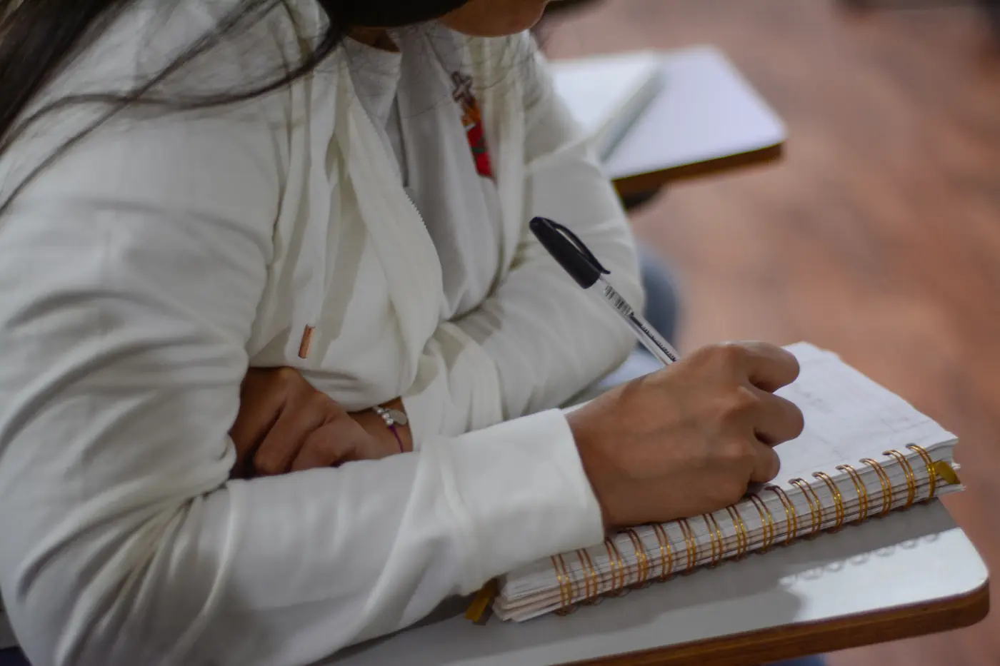 Participante escribiendo durante una jornada de formación