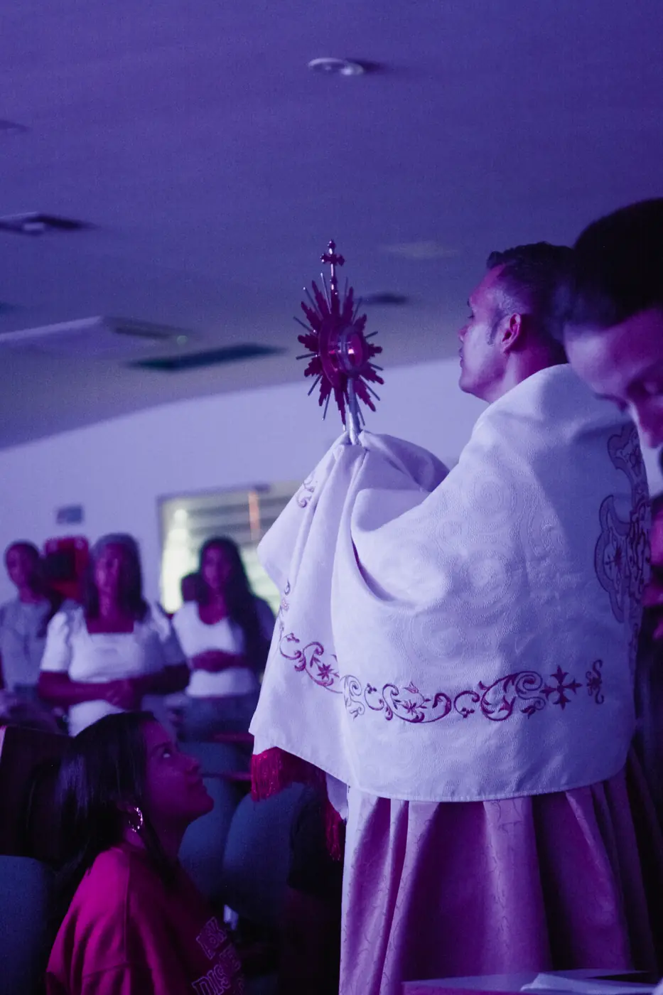Adoración eucarística durante una experiencia de oración