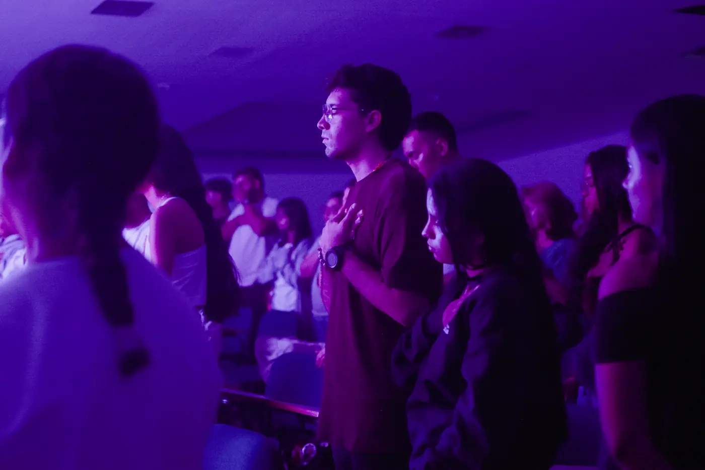 Comunidad en oración durante una jornada espiritual
