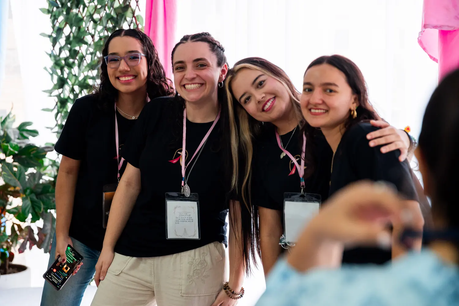 Integrantes del equipo de Habitados por Él sonriendo durante un encuentro